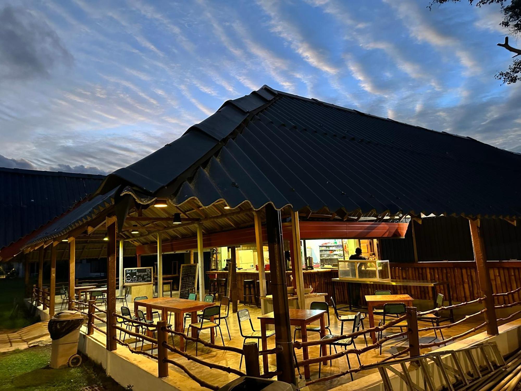 Amaluna Resorts Негомбо Екстериор снимка